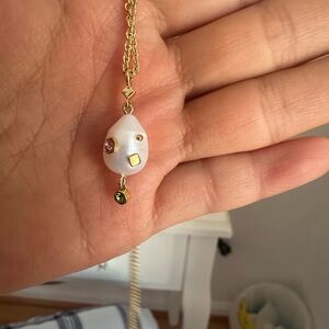 Elegant Gold and Pearl Pendant Necklace